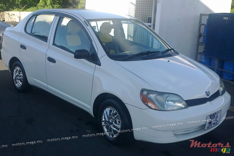 2001' Toyota Platz photo #1