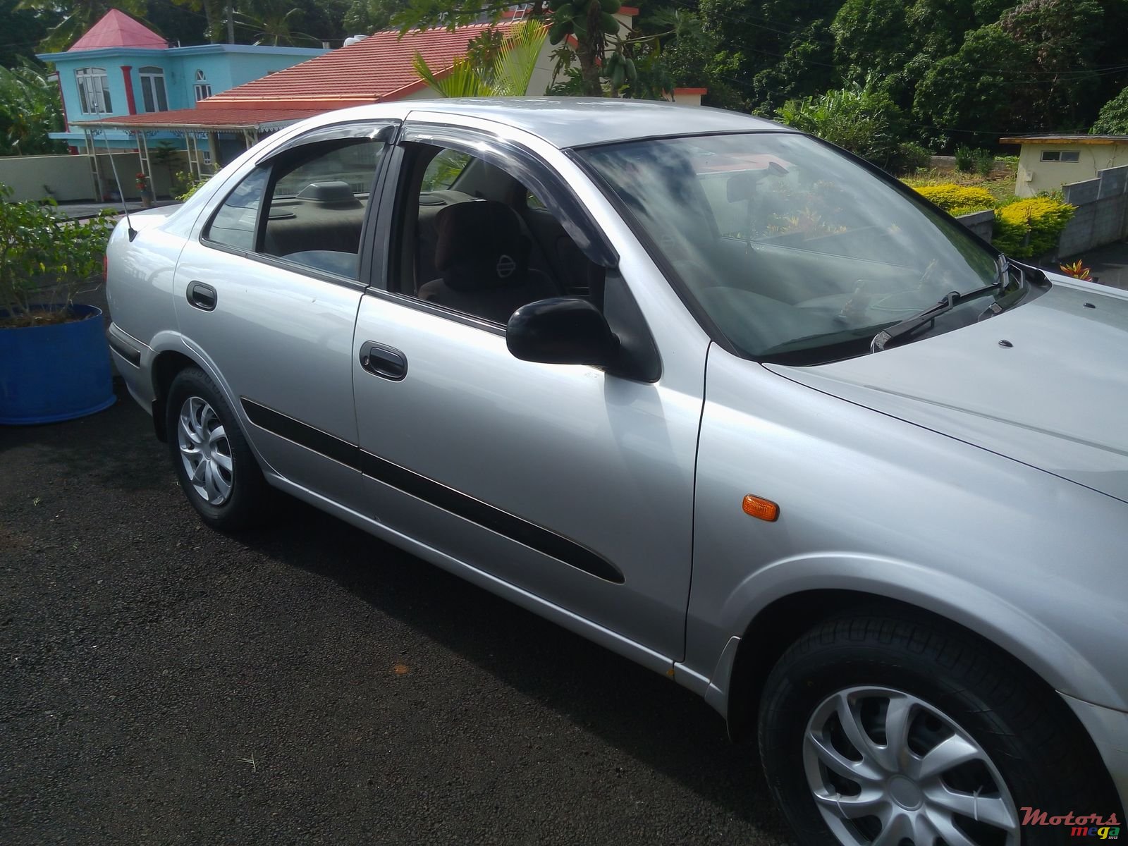 2001' Nissan Sunny photo #2