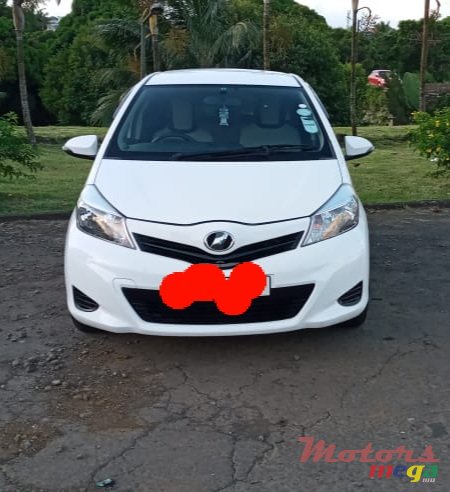 2012' Toyota Vitz photo #2