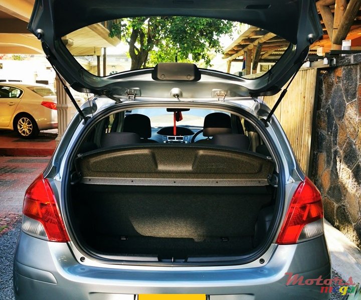 2010' Toyota Vitz photo #7