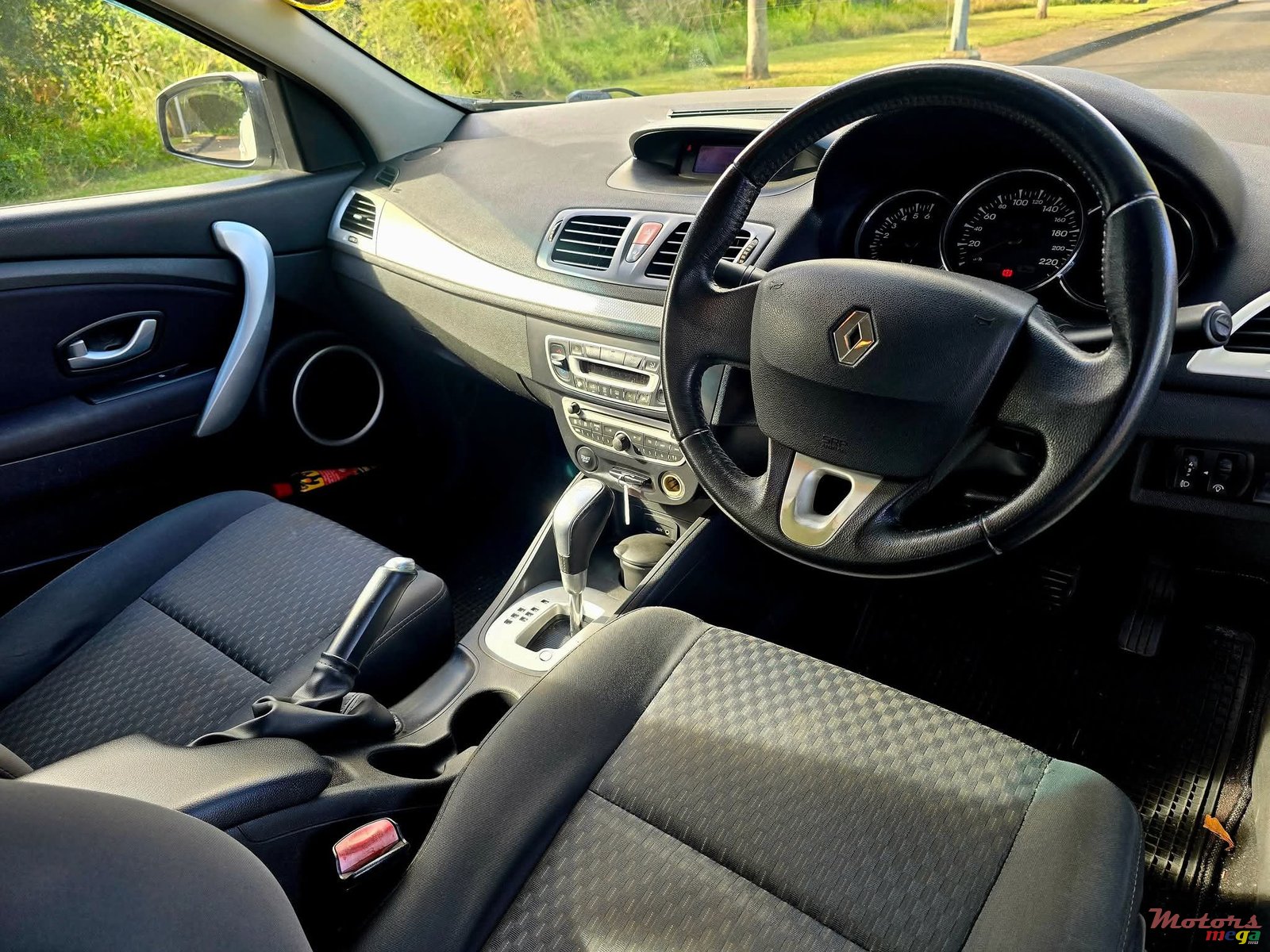 2014' Renault Fluence photo #5