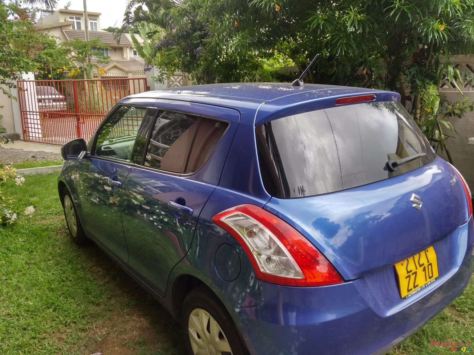 2010' Suzuki Swift photo #2