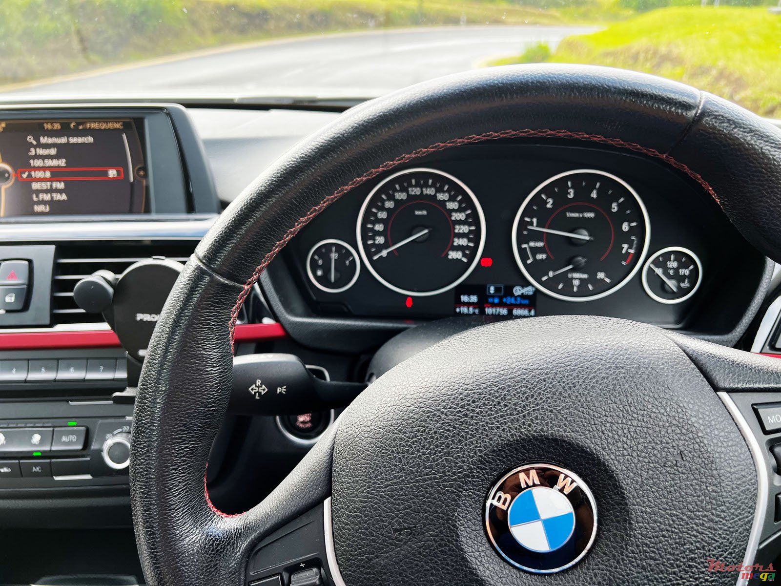 2013' BMW 320 photo #5