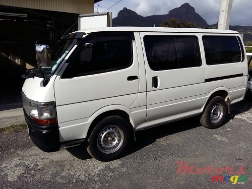 2002' Toyota HiAce photo #1