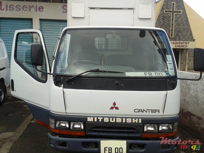2000' Mitsubishi Truck photo #1