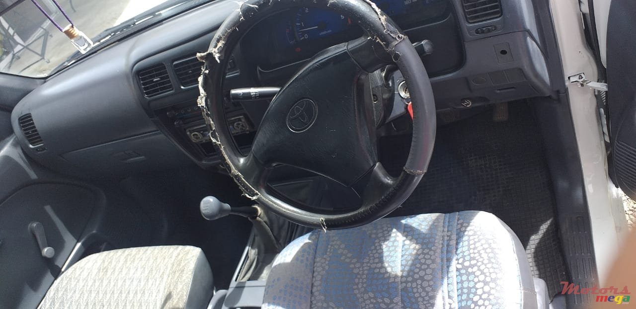 2004' Toyota Hilux photo #6