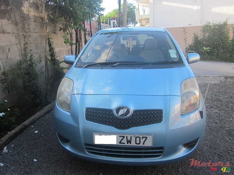 2007' Toyota Vitz photo #2