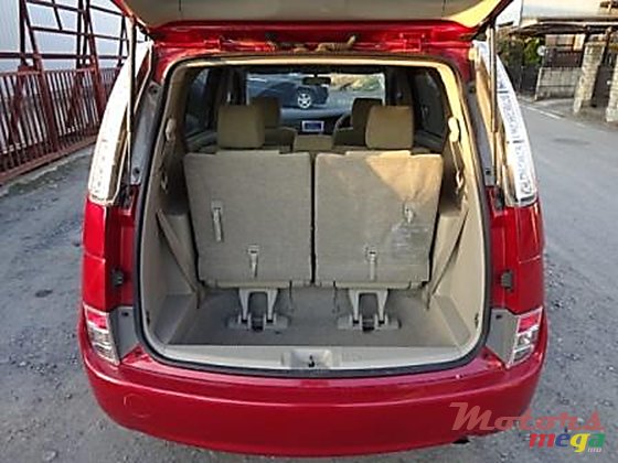 2014' Toyota Isis photo #4