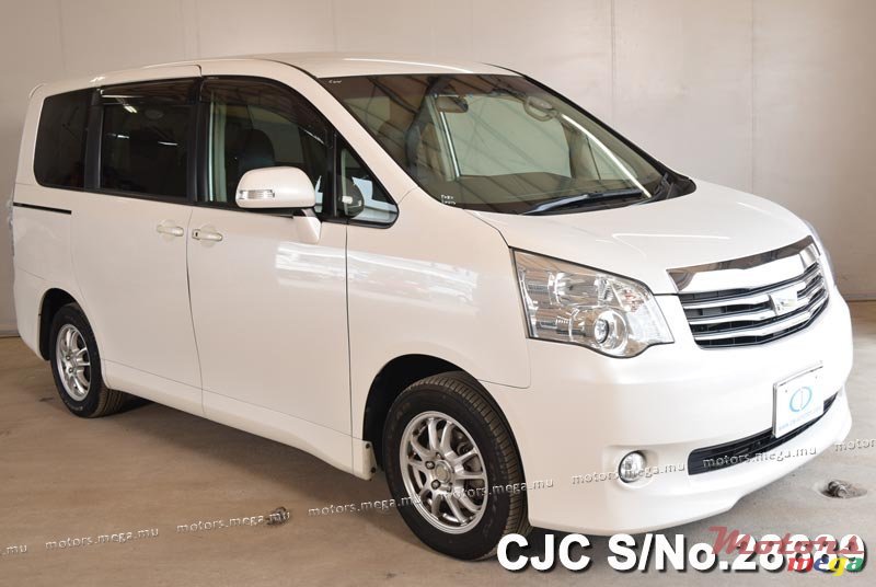 2011' Toyota Noah photo #1
