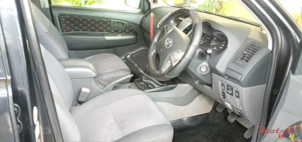 2013' Toyota Hilux photo #3