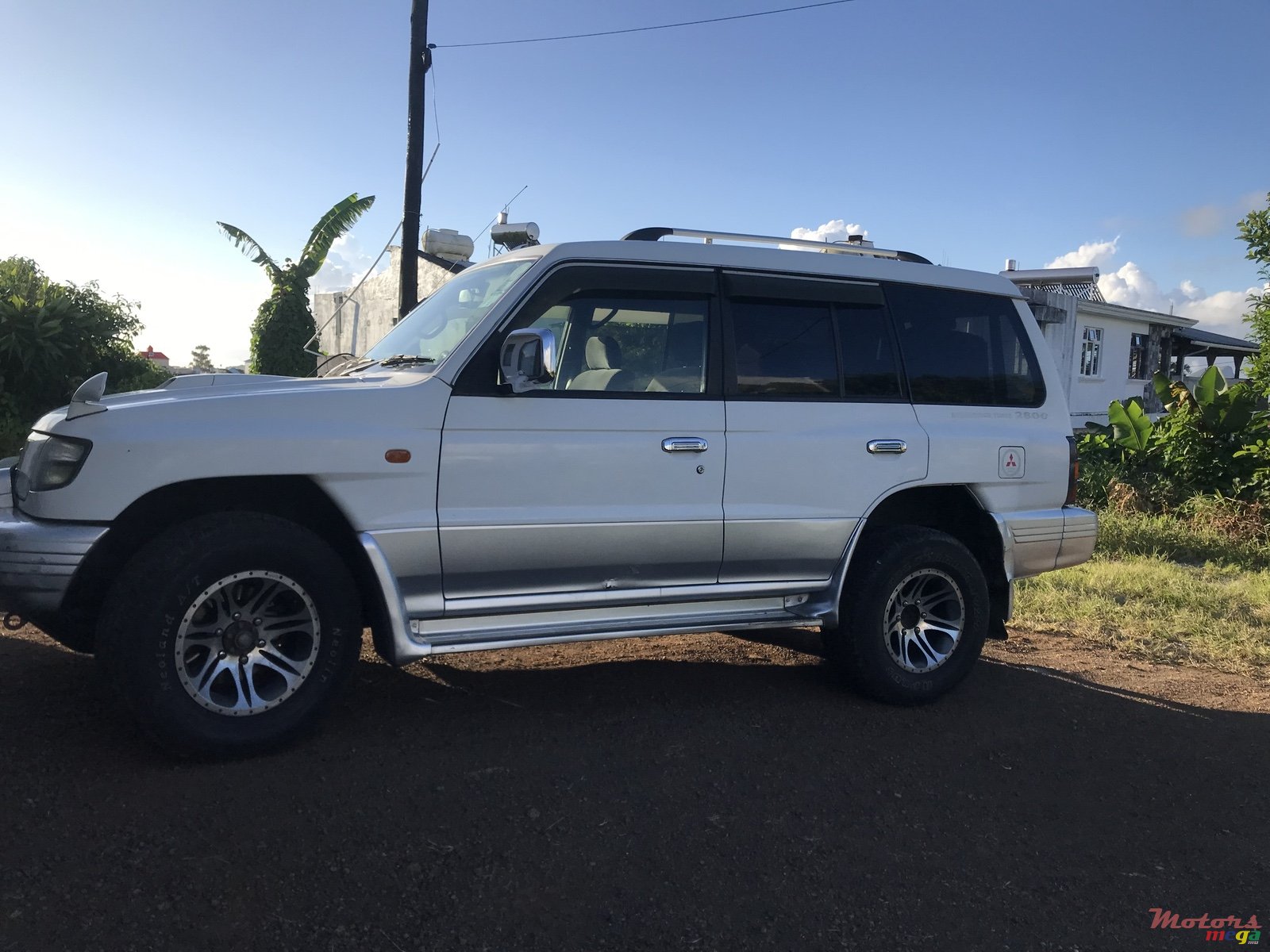 1999' Mitsubishi Pajero v46 sxf photo #2