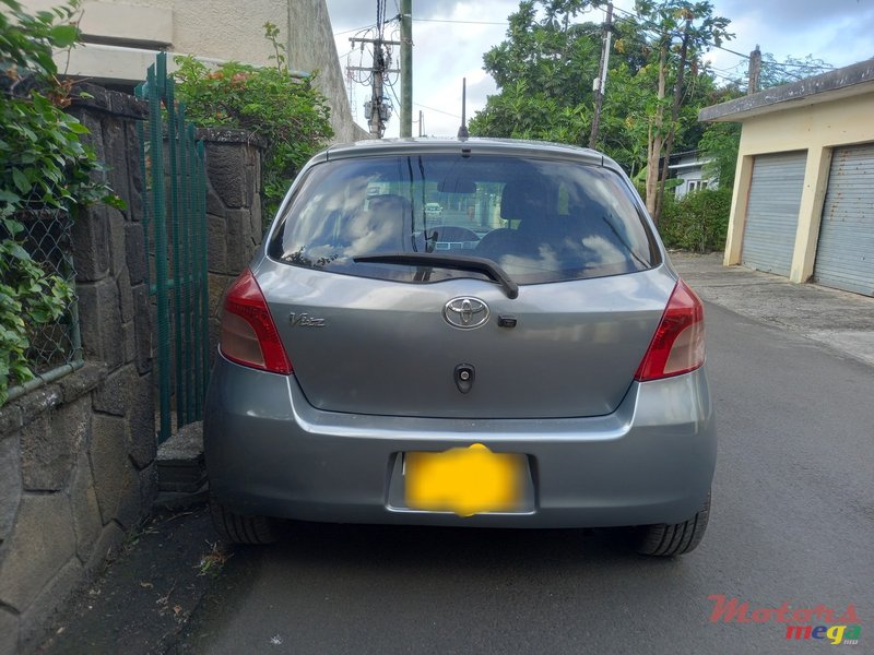 2007' Toyota Vitz photo #2