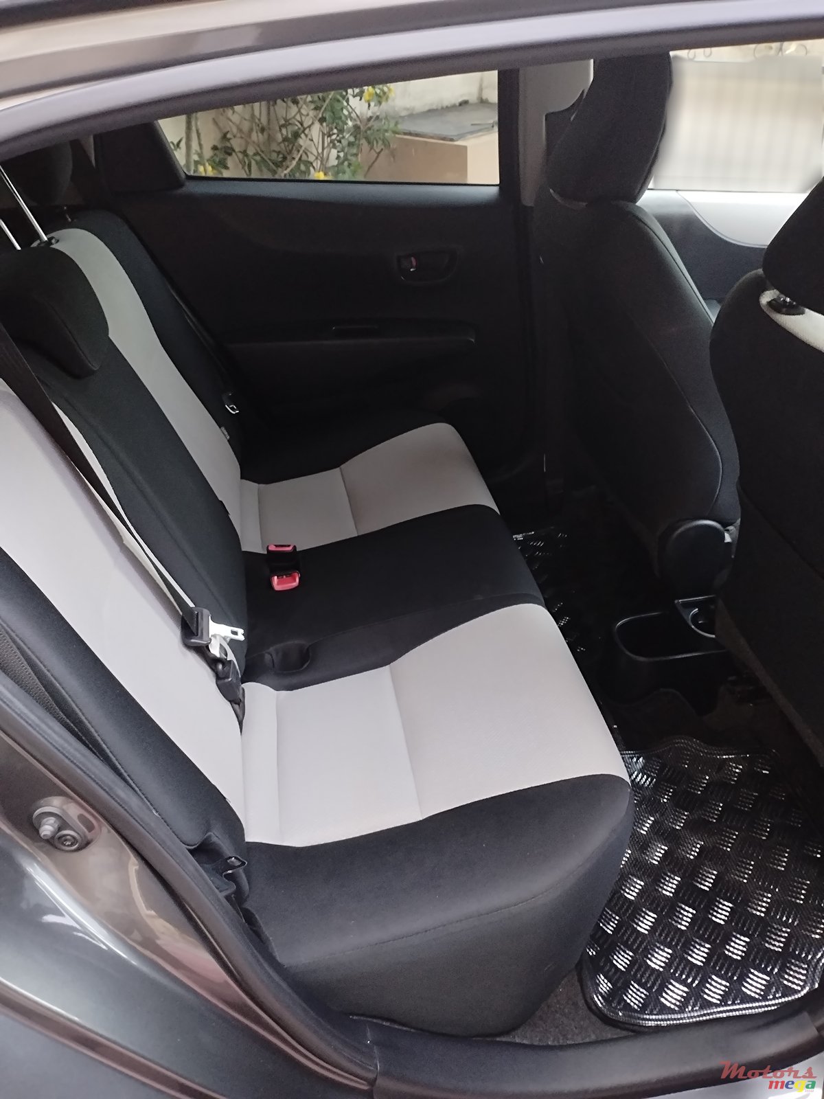 2014' Toyota Yaris photo #7