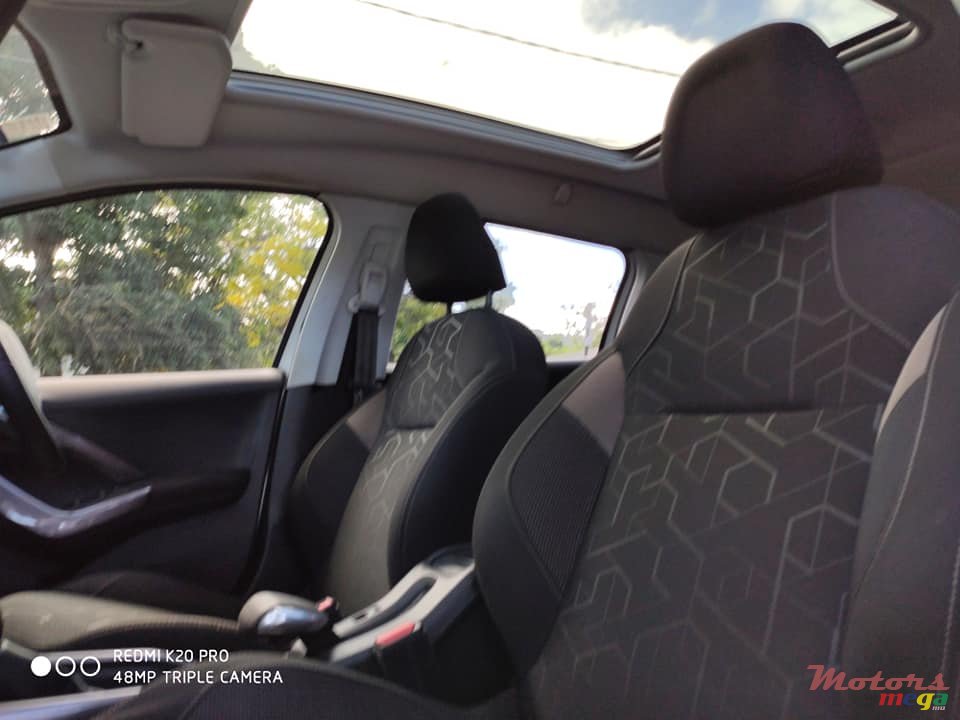 2015' Peugeot 2008 Allure photo #7