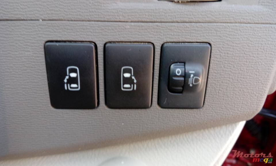 2014' Toyota Isis photo #7