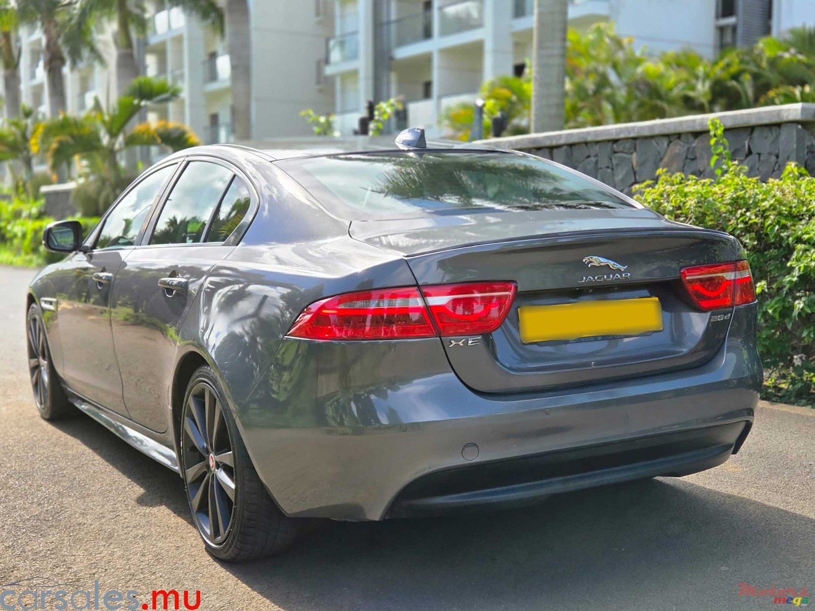 2017' Jaguar XE 20d R-Sport photo #3