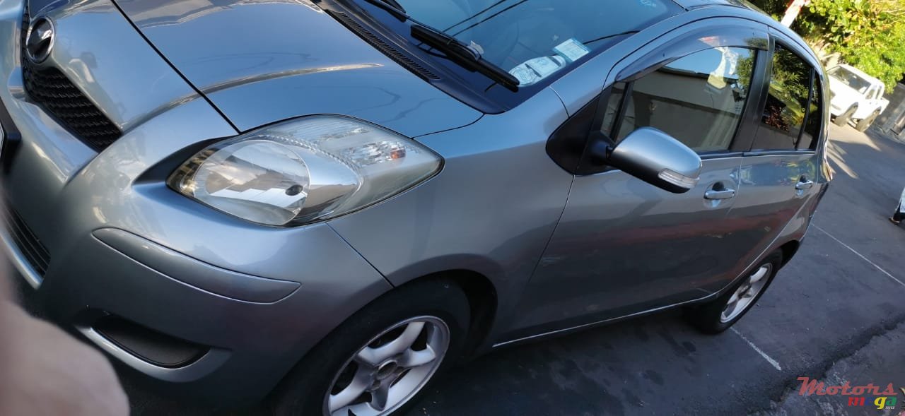 2009' Toyota Vitz photo #3