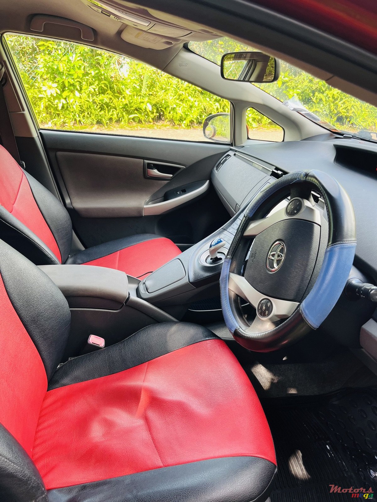 2011' Toyota Prius photo #4