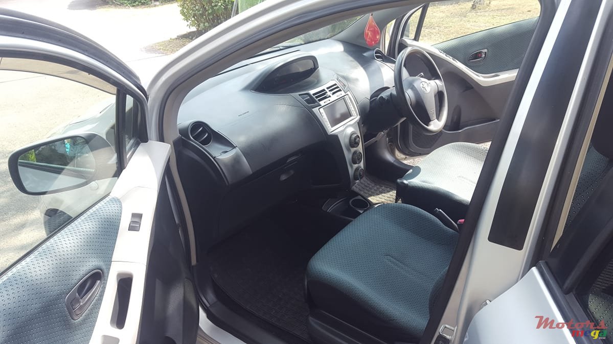 2005' Toyota Vitz photo #5