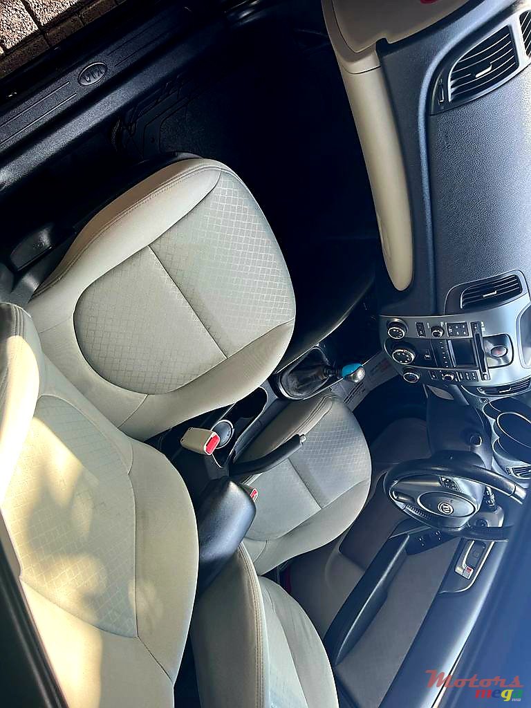 2010' Nissan Tiida Sedan photo #4