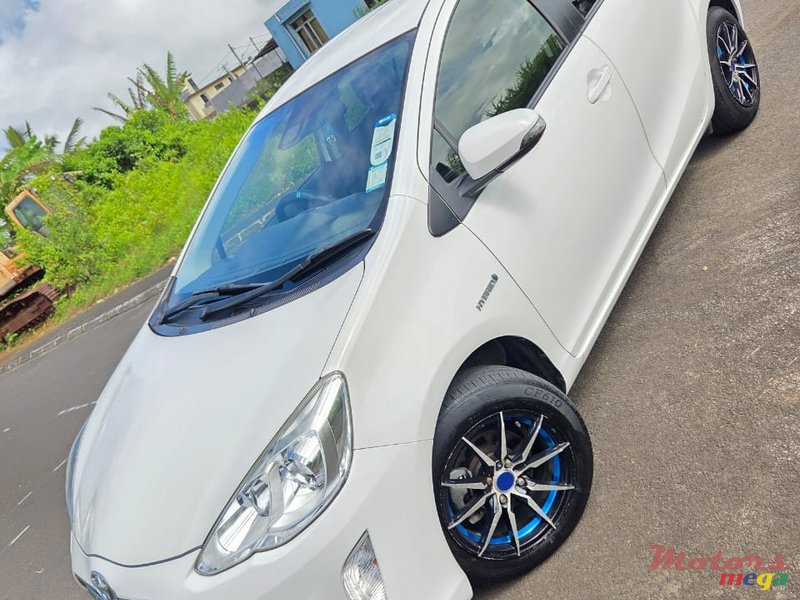 2016' Toyota Aqua S package photo #1