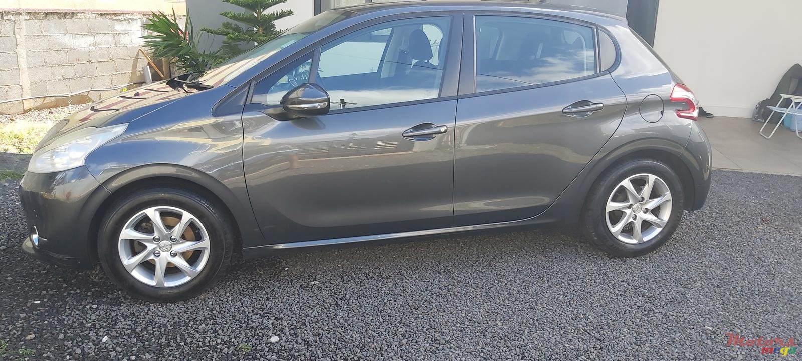 2013' Peugeot 208 photo #2