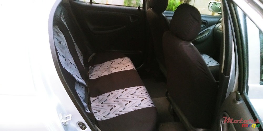 2002' Toyota Vitz photo #6