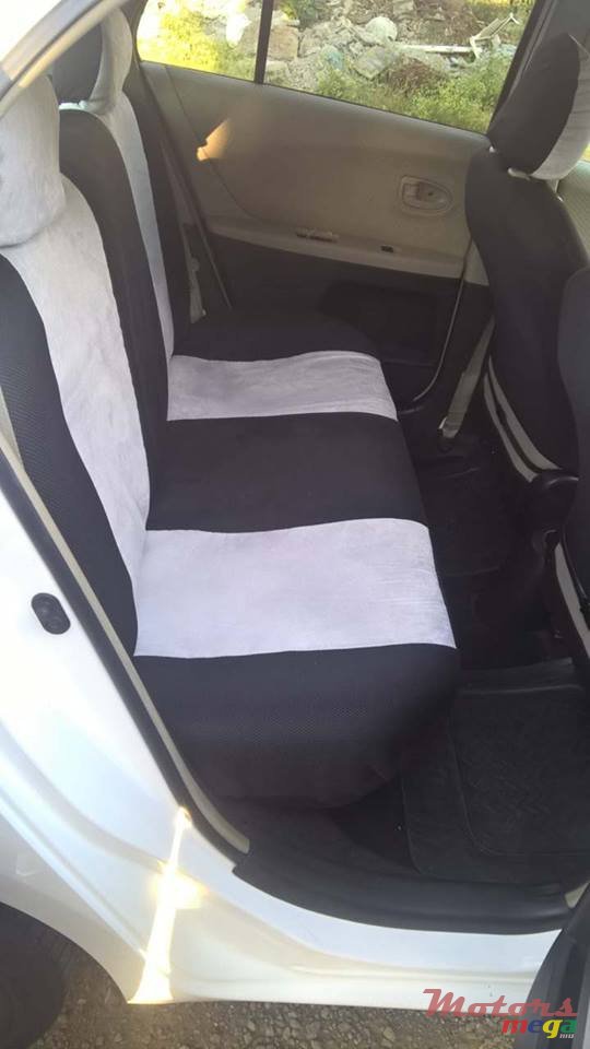 2007' Toyota Vitz photo #6