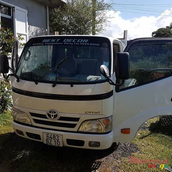 2010' Toyota photo #2