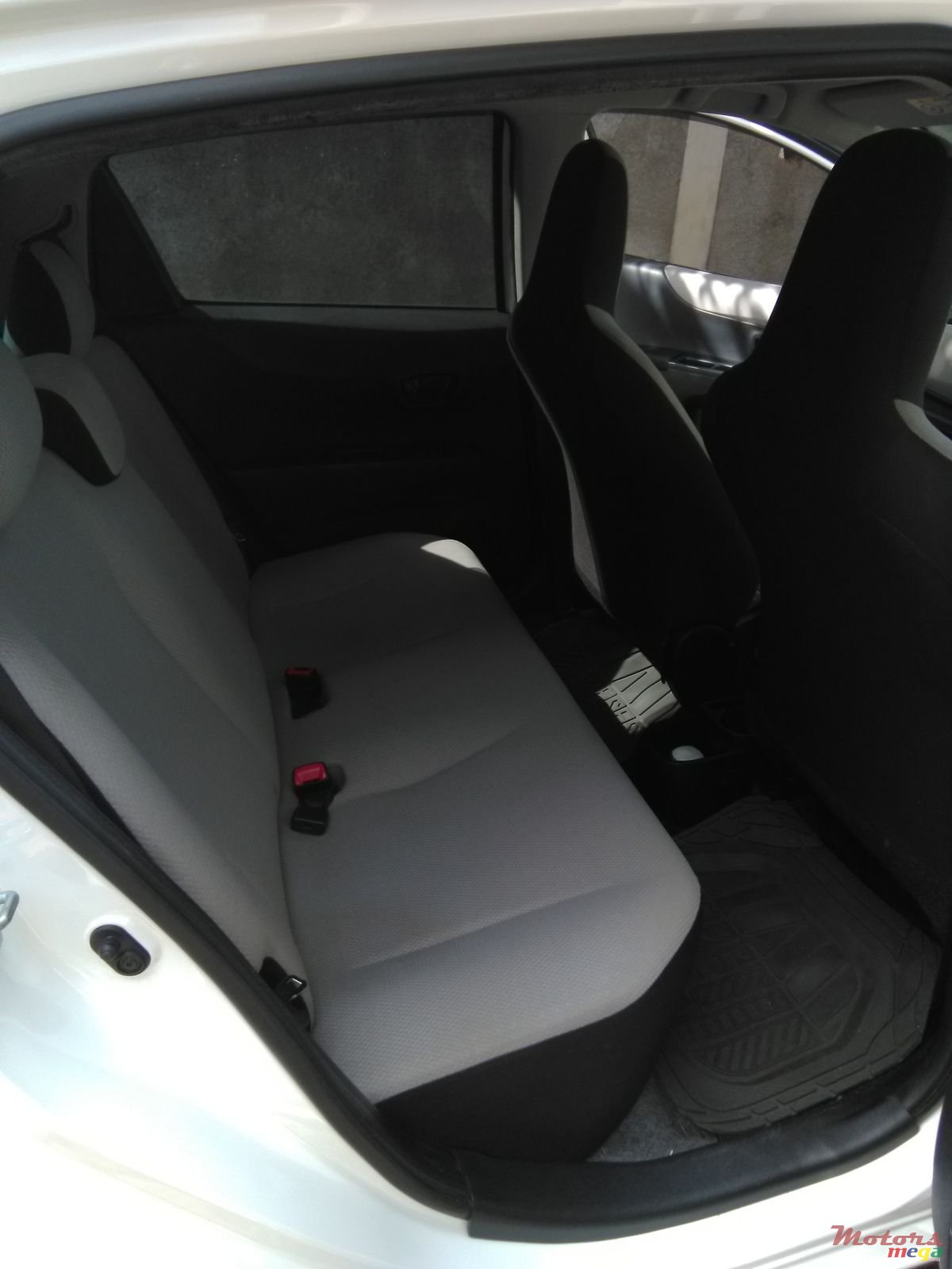 2011' Toyota Vitz photo #6