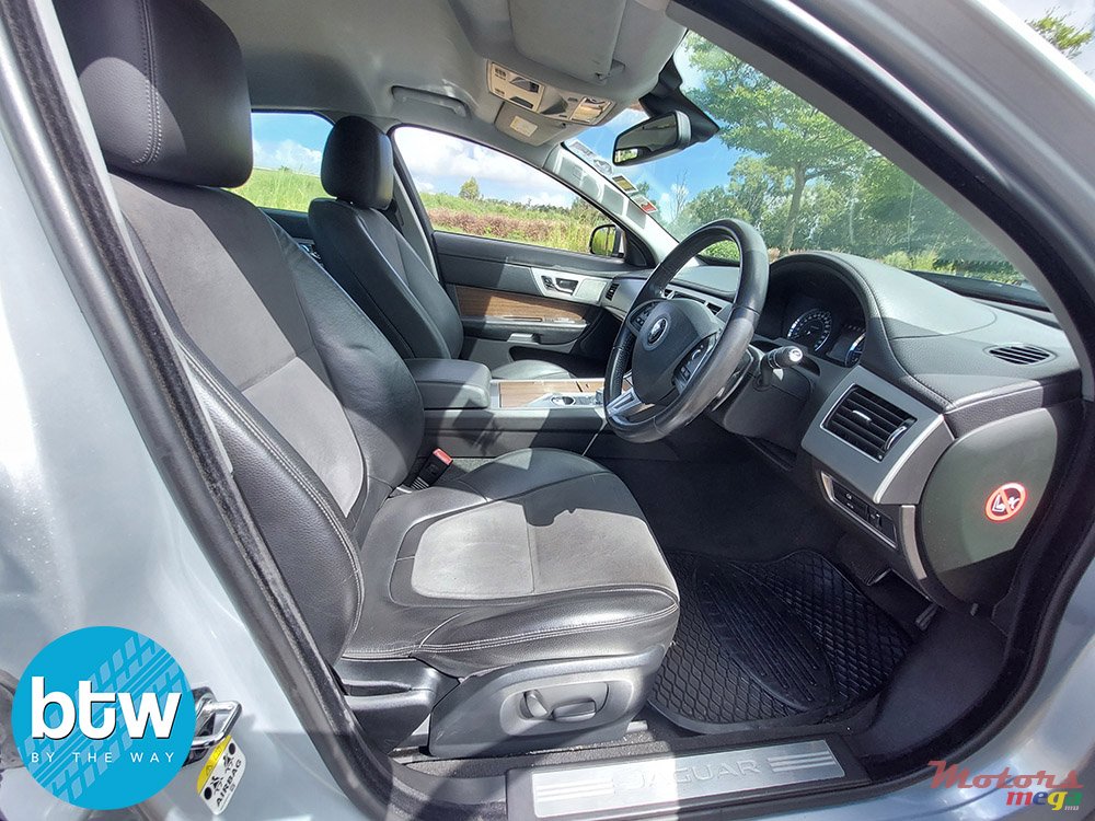2015' Jaguar XF photo #5