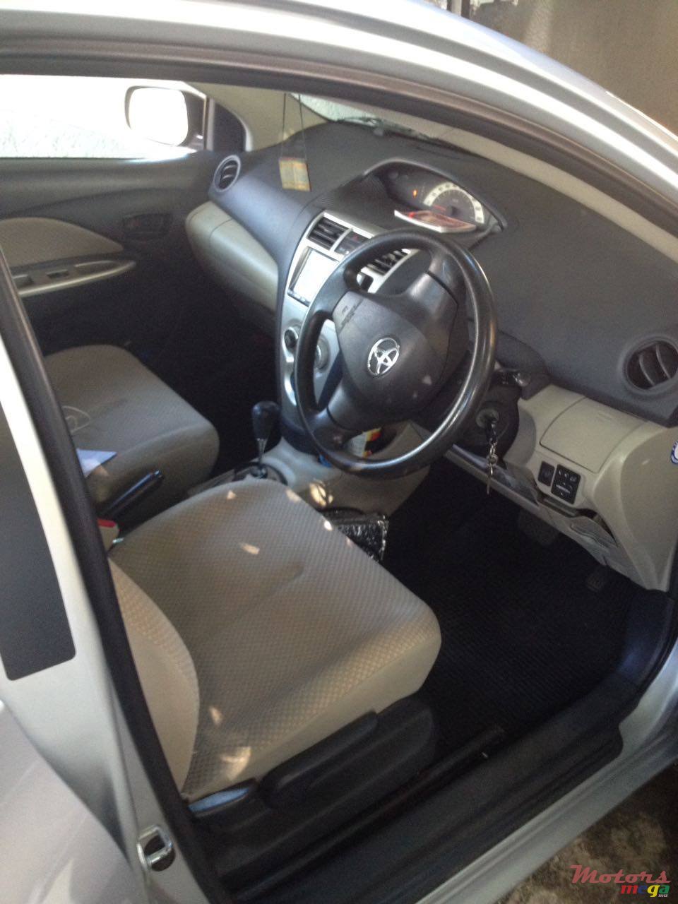 2008' Toyota Yaris sedan photo #4