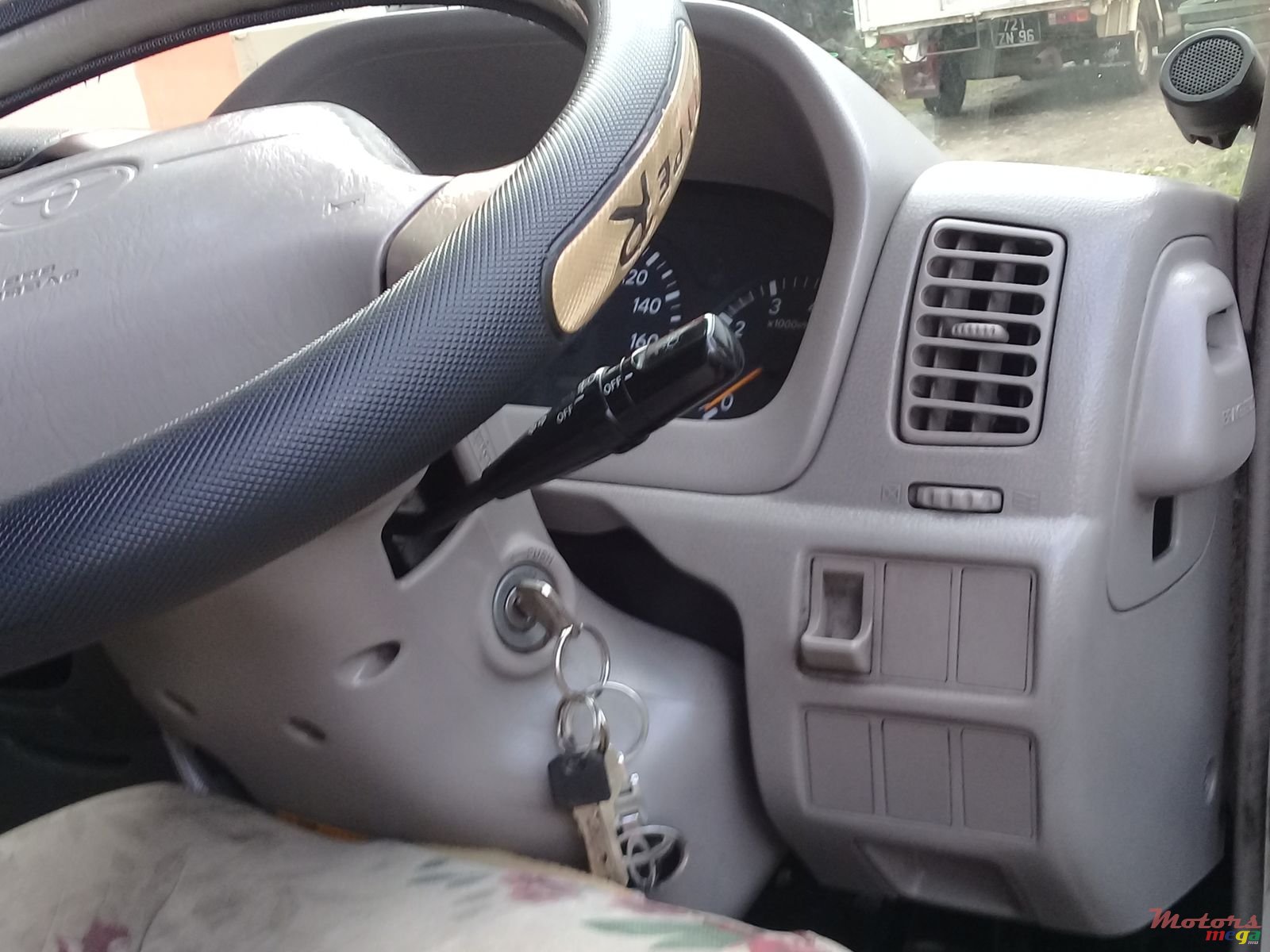 2009' Toyota HiAce photo #4