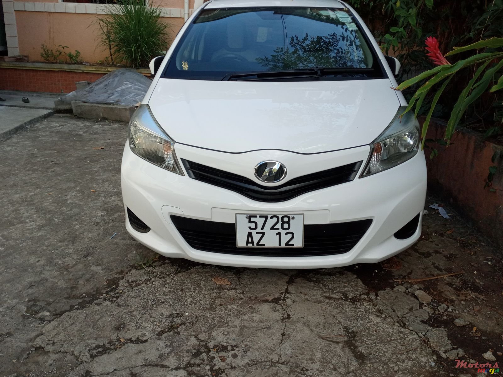 2012' Toyota Vitz photo #1