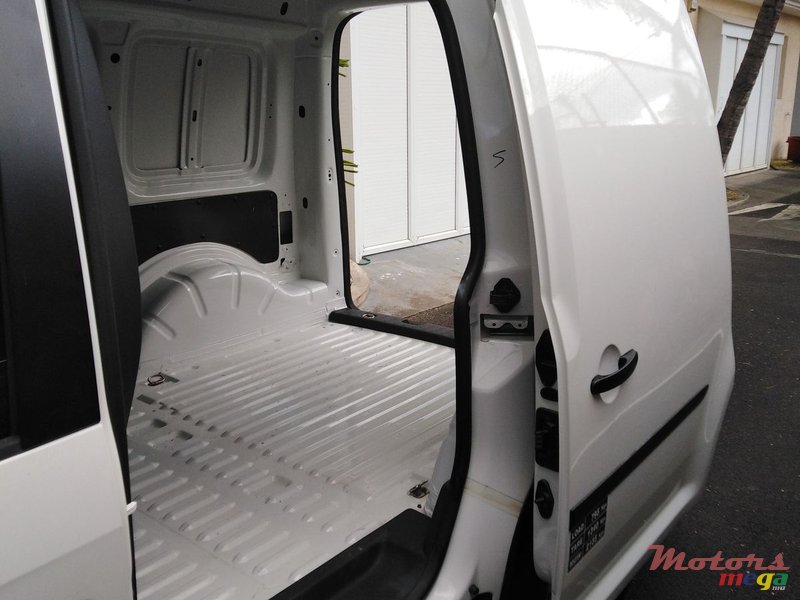 2018' Volkswagen Caddy Panel Van photo #2