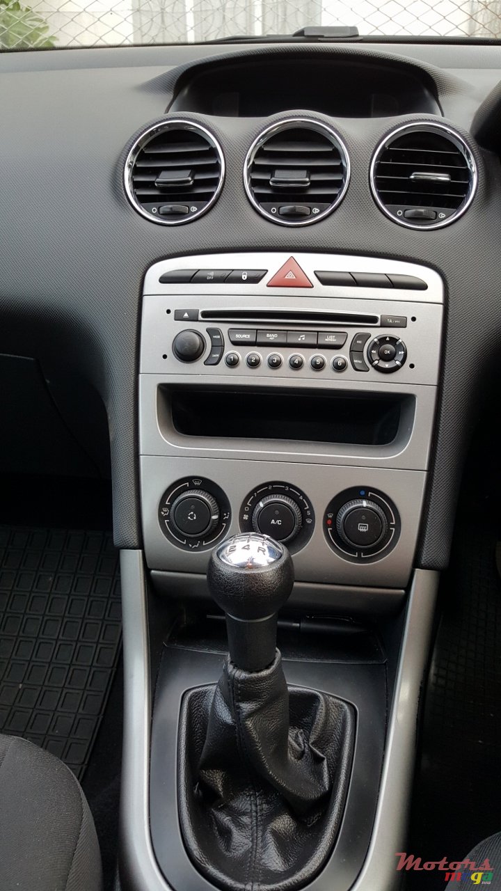 2012' Peugeot 308 photo #3