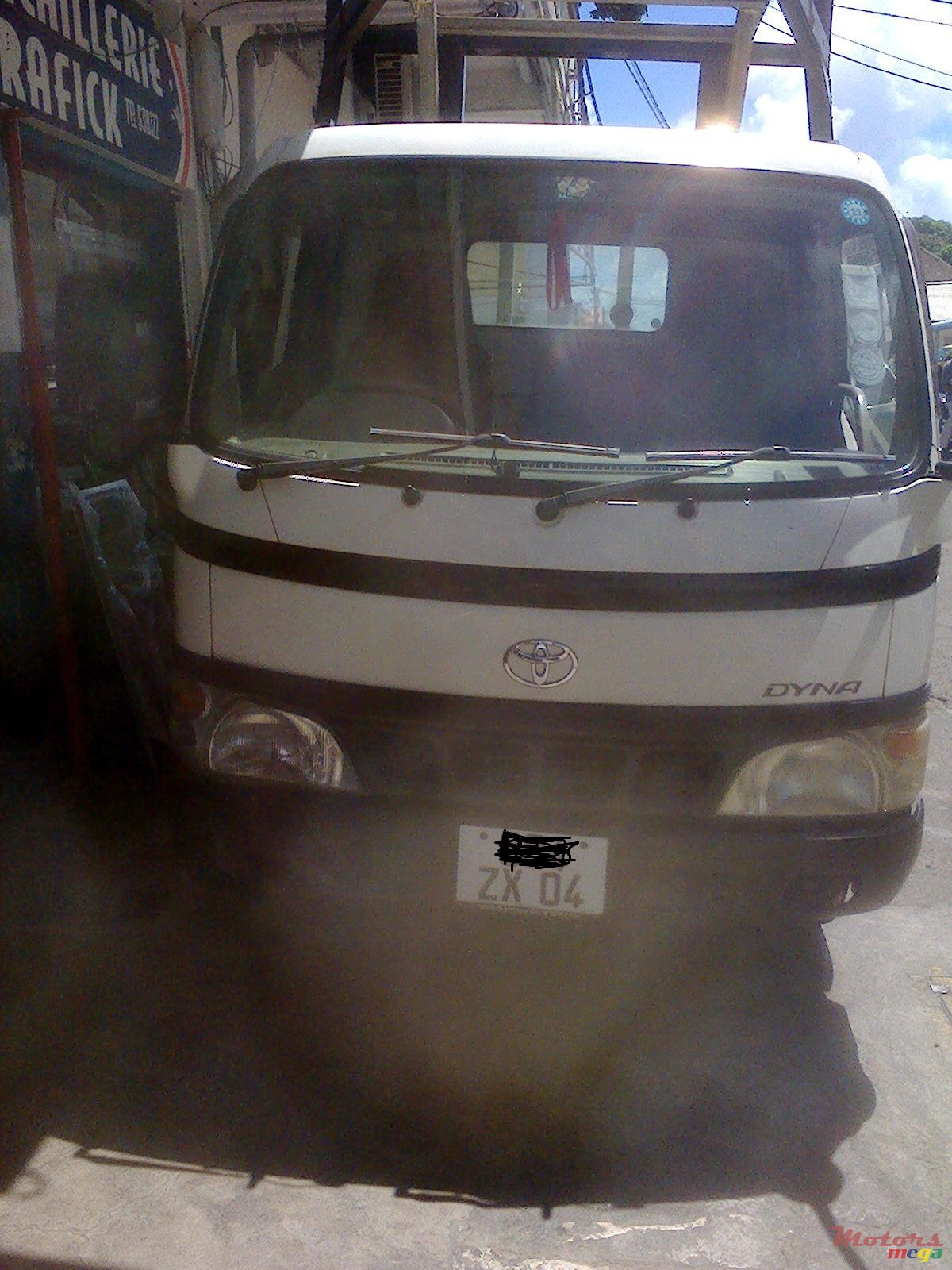 2004' Toyota photo #2