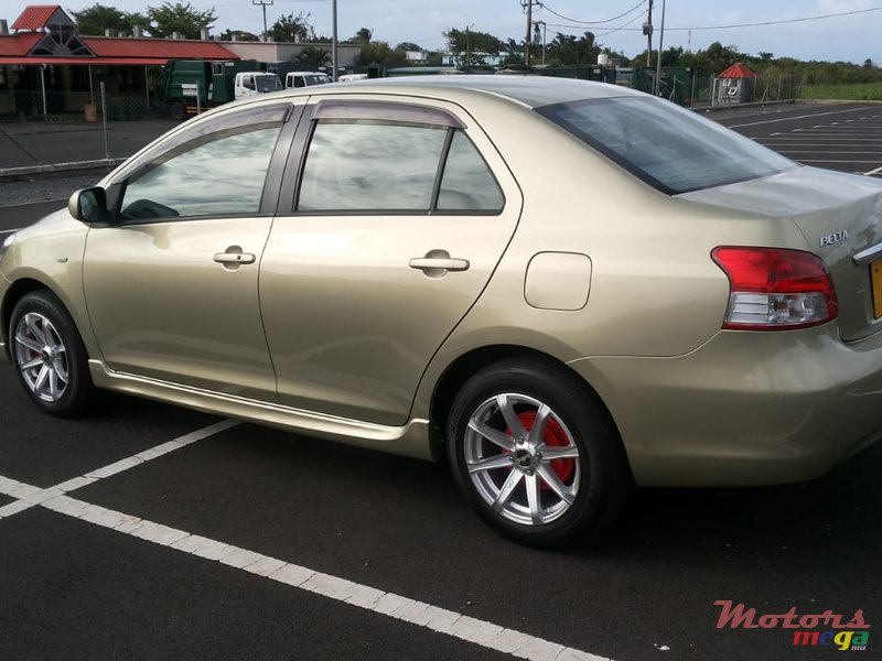 2005' Toyota Belta photo #2