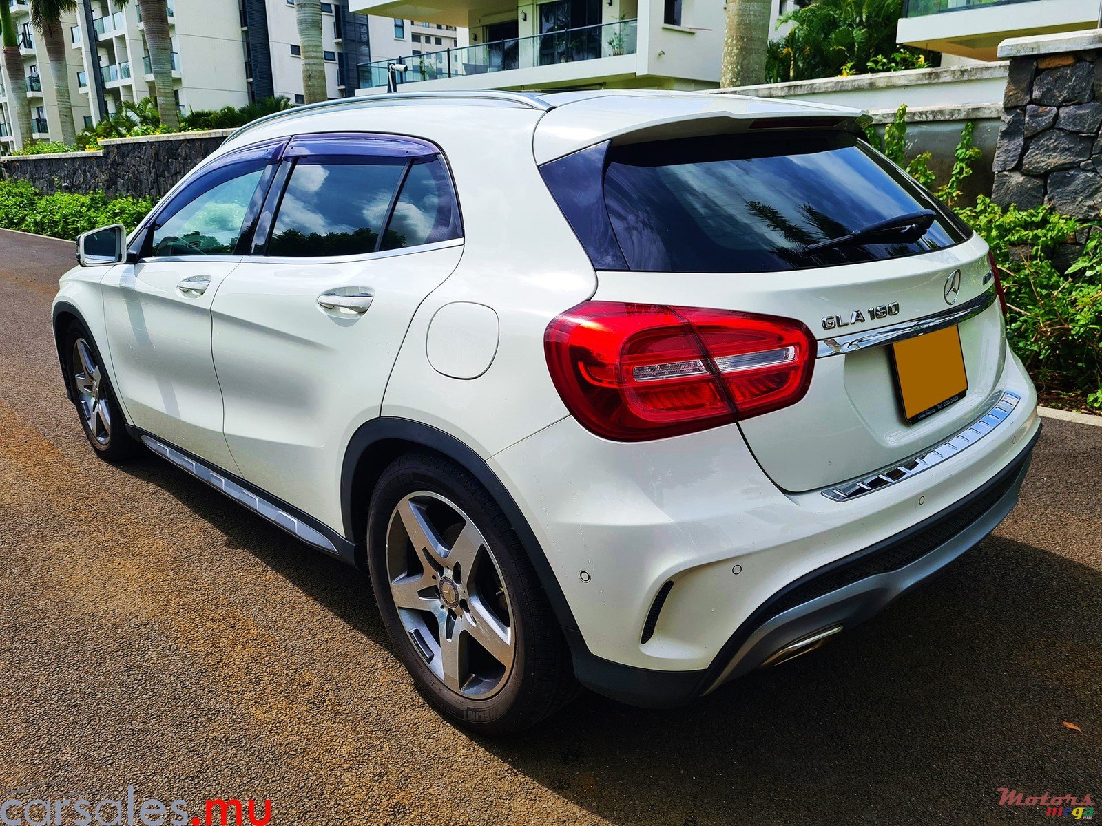 2015' Mercedes-Benz GLA 180 1.6 photo #2