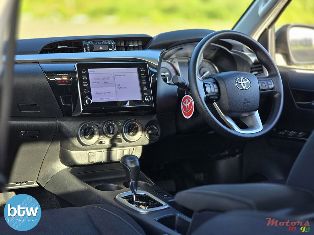 2022' Toyota Hilux 4x4 photo #5