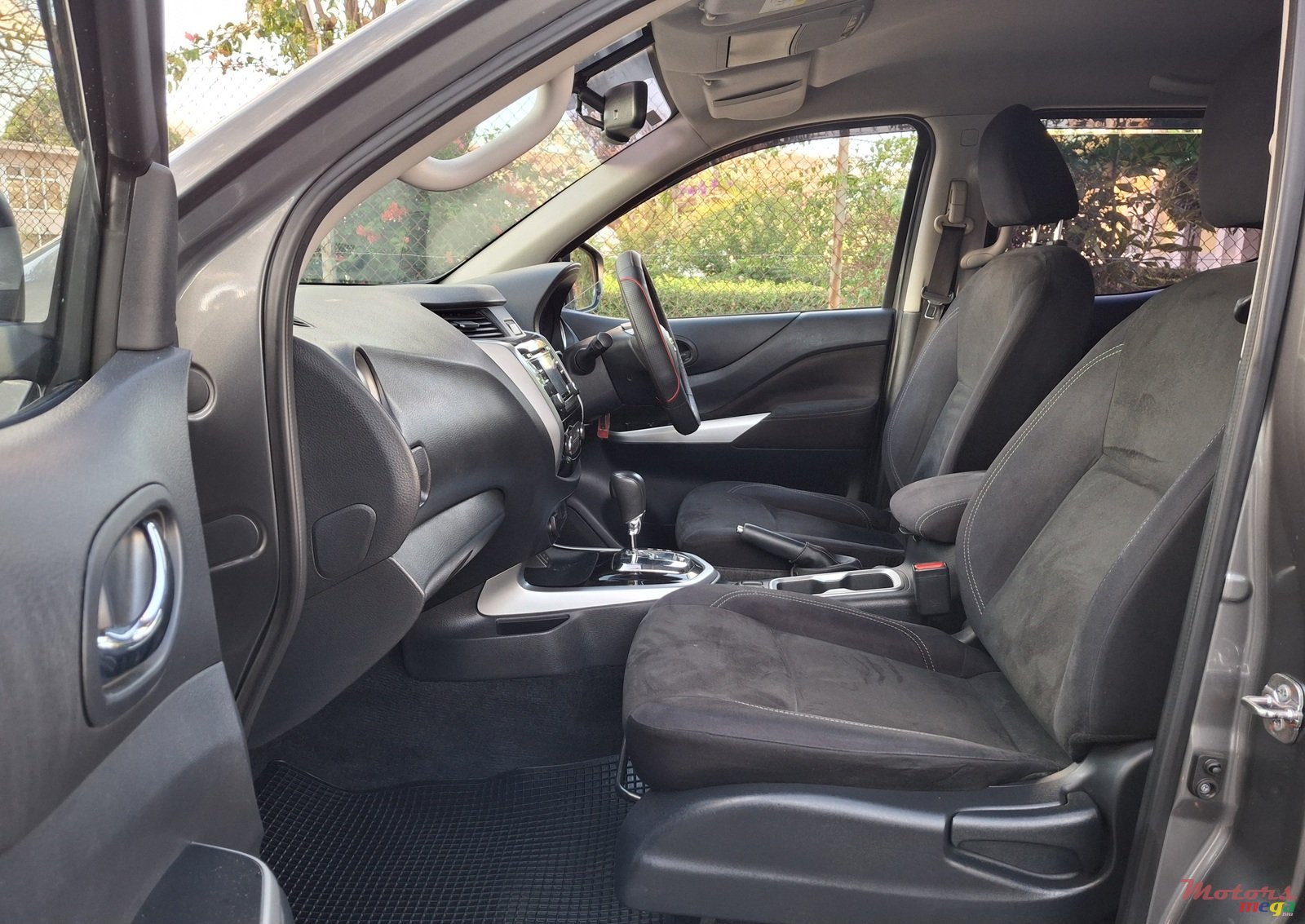 2021' Nissan Navara photo #6