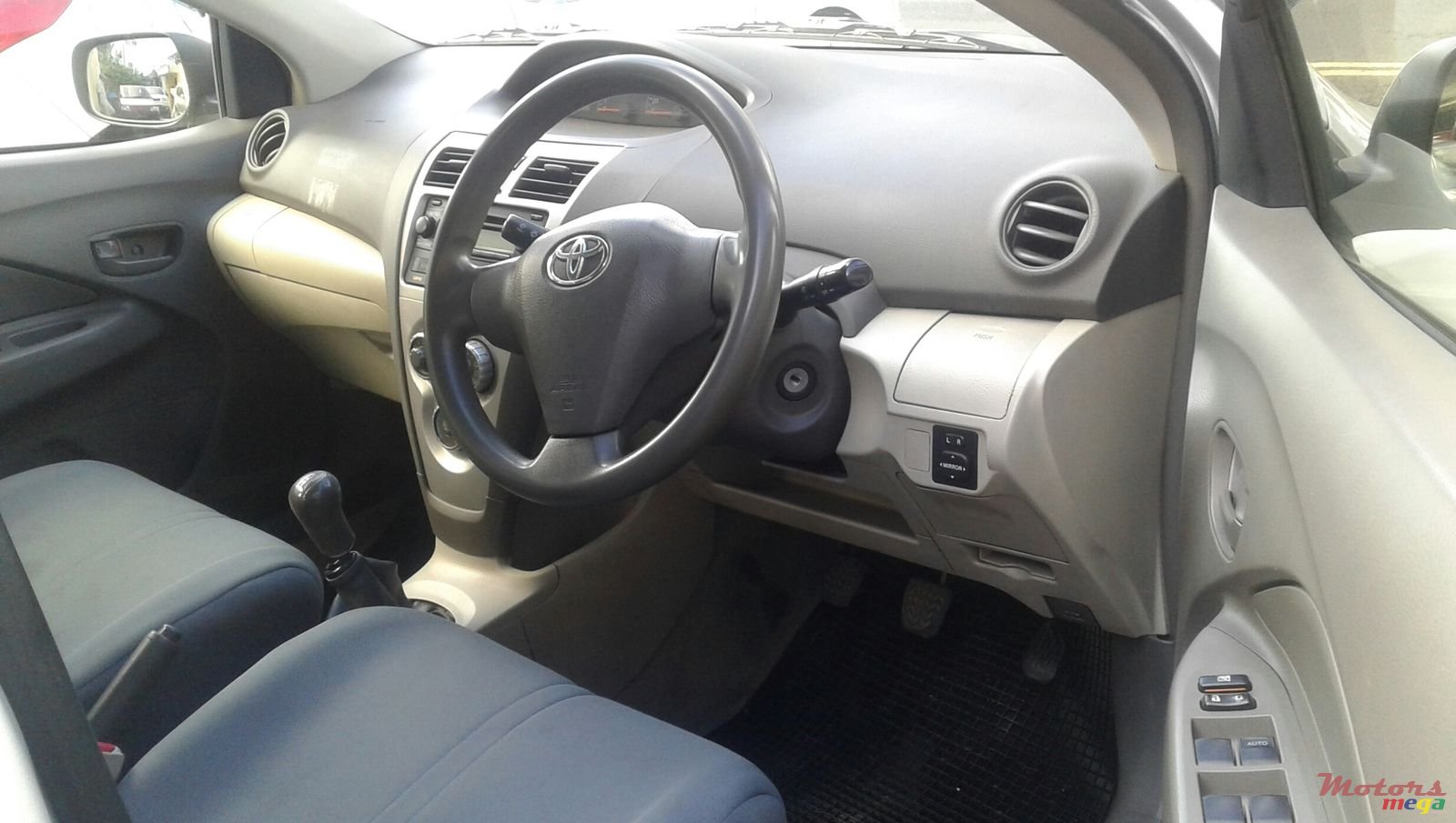 2012' Toyota Yaris photo #4