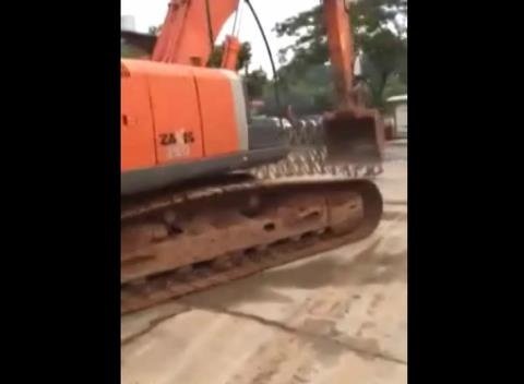 Excavator in China Bashes BMW and Jeep Out of the Way