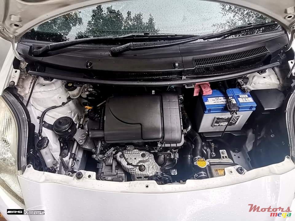 2008' Toyota Vitz photo #6