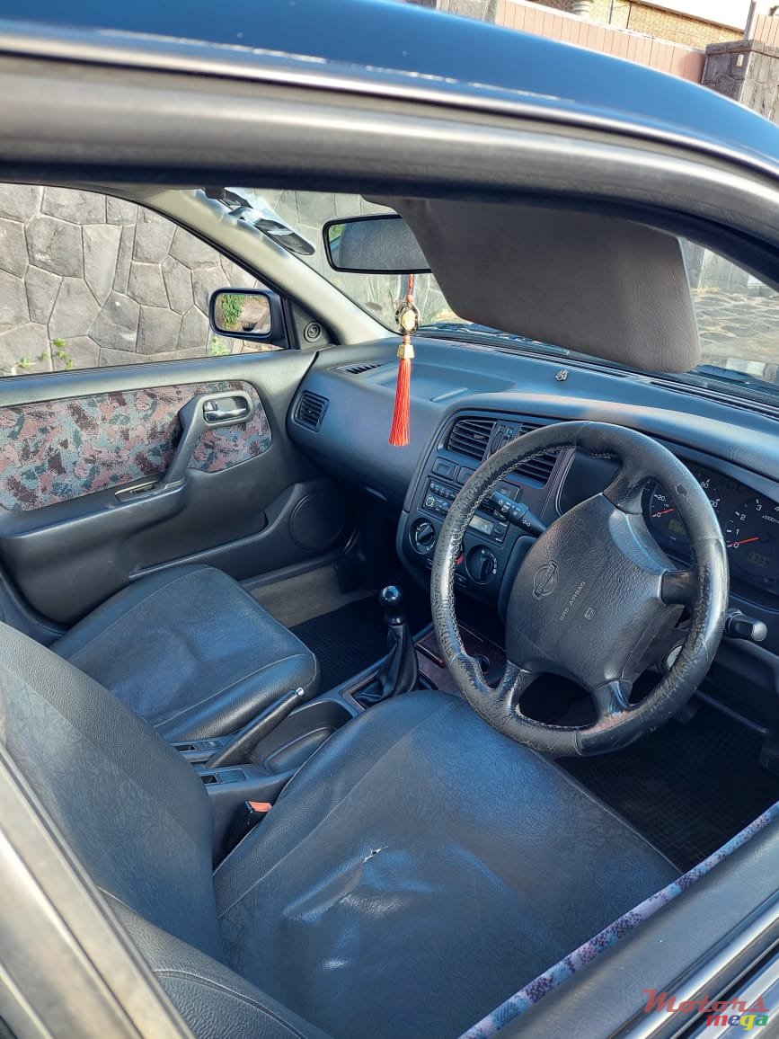 1999' Nissan Primera photo #2