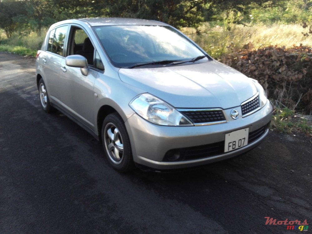 2007' Nissan Tiida Hatchback photo #2