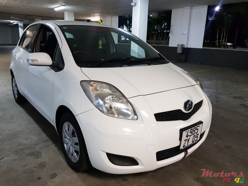 2009' Toyota Vitz automatic photo #2