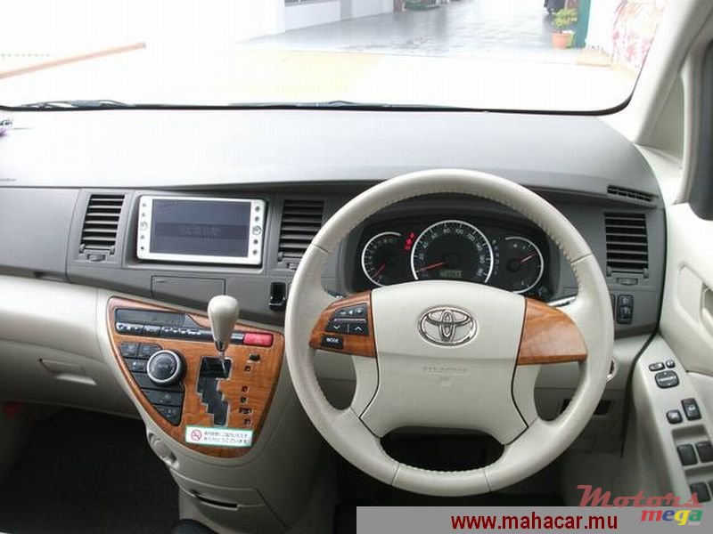 2011' Toyota Isis photo #2