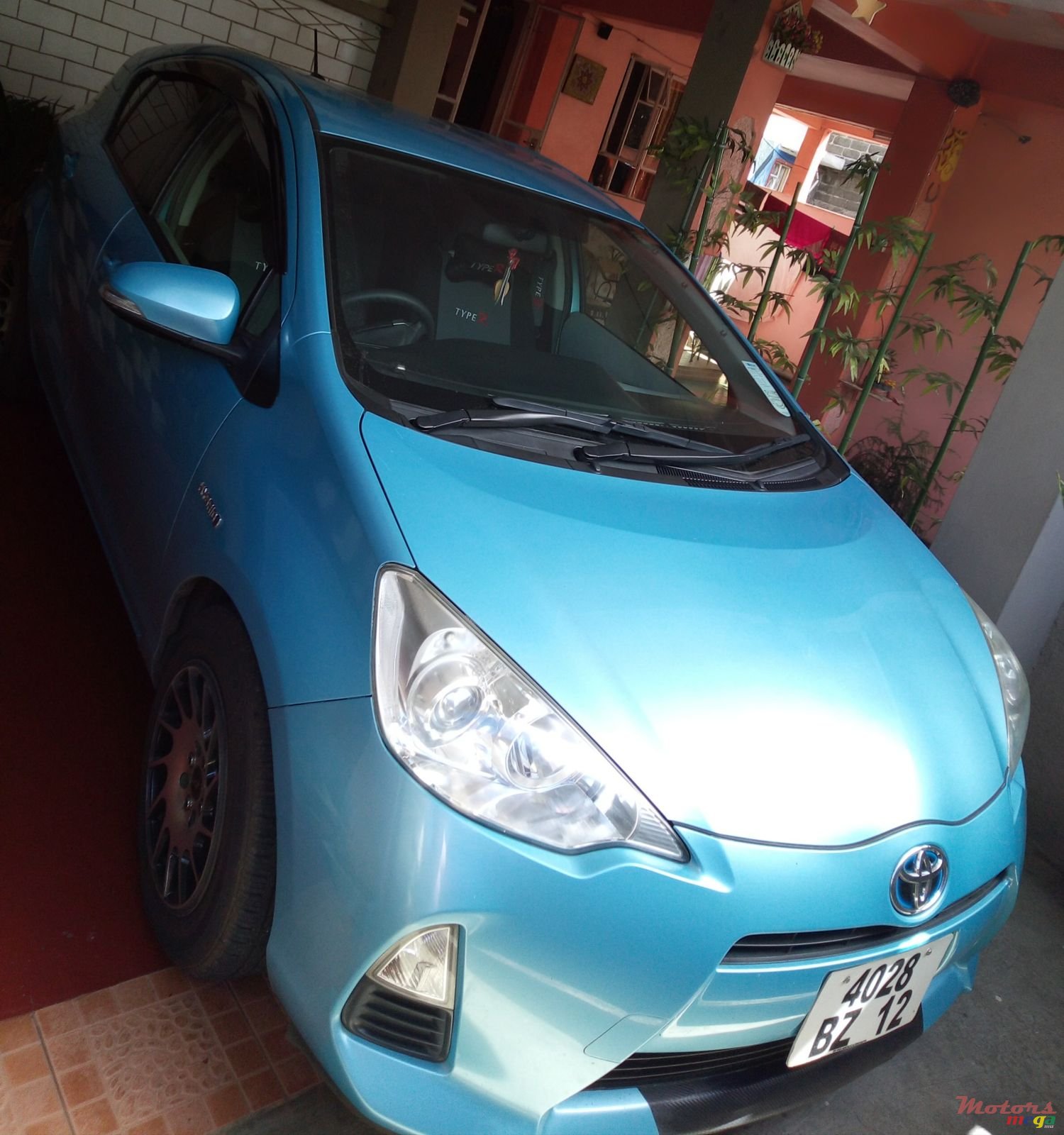 2012' Toyota Aqua photo #2