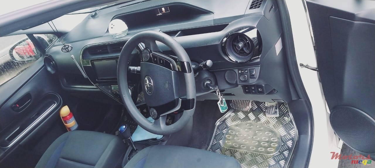 2017' Toyota Aqua photo #6